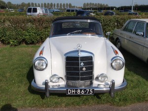 800px-1958_Mercedes-Benz_220S_photo-4